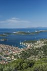 Vue aérienne de la ville côtière pittoresque sur la colline, Hvar, Split, Croatie — Photo de stock