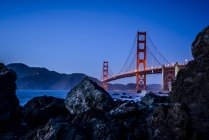 Paisaje de Golden Gate Bridge desde la playa por la noche, San Francisco, California, Estados Unidos - foto de stock