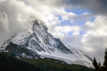 Matterhorn mountain and cloudy sky, Zermatt, Suíça — Fotografia de Stock