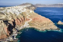 Veduta aerea della città costruita sulla costa rocciosa, Oia, Egeo, Grecia — Foto stock