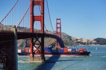 Barcaza que pasa por debajo del puente Golden Gate, San Francisco, California, Estados Unidos - foto de stock
