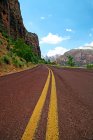 Strada di montagna vuota nel Parco Nazionale di Zion, Utah, USA — Foto stock