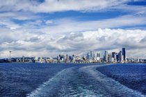 Seattle city skyline against cloudy sky, Seattle, Washington, Estados Unidos da América — Fotografia de Stock