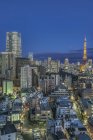Tokyo Stadtbild beleuchtet in der Nacht, Tokyo, Japan — Stockfoto