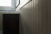 Waschbecken und Fenster im Badezimmer, Blick in den niedrigen Winkel — Stockfoto