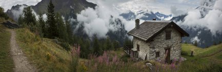 Casetta in pietra vicino al sentiero del Monte Bianco, Rifugio Bertone, Italia — Foto stock