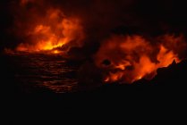 Дым, поднимающийся из расплавленной лавы ночью, Большой остров, Гавайи, США — стоковое фото