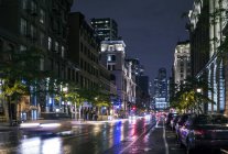 Circulation nocturne dans un paysage urbain humide, Montréal, Québec, Canada — Photo de stock