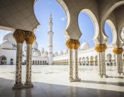 Colonne ornate dello sceicco Zayed Grand Mosque, Abu Dhabi, Emirati Arabi Uniti — Foto stock