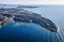 Veduta aerea della costa rocciosa rurale, Thira, Egeo, Grecia — Foto stock