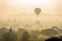 Vista aérea do balão de ar quente voando sobre torres antigas em Mianmar — Fotografia de Stock
