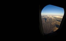 Felsige Landschaft aus dem Flugzeugfenster betrachtet — Stockfoto