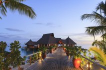 Pont et restaurant au-dessus de l'océan tropical, Bora Bora, Polynésie française — Photo de stock