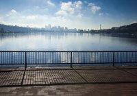 Банистер с видом на город Сиэтл с городской набережной, Вашингтон, США — стоковое фото