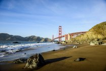 Paisaje de Golden Gate Bridge desde la playa, San Francisco, California, Estados Unidos - foto de stock