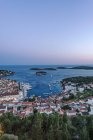 Vista aérea da cidade costeira na encosta, Hvar, Split, Croácia — Fotografia de Stock