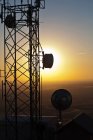 Силует вежі зв'язку на фоні заходу сонця — стокове фото