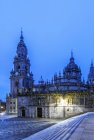 Церковь с подсветкой ночью, Сантьяго-де-Компостела, Ла-Коруна, Испания, Европа — стоковое фото