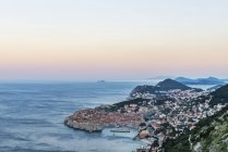 Vue aérienne de la ville côtière sur la colline, Dubrovnik, Dubrovnik-Neretva, Croatie — Photo de stock