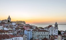 Vue aérienne du paysage urbain de Lisbonne au coucher du soleil, Lisbonne, Portugal — Photo de stock
