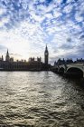 Захід сонця над будинками парламенту, Лондоном, Англія, Великобританія — стокове фото