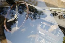 Oldtimer-Armaturenbrett und Lenkrad durch Fahrzeugfenster — Stockfoto