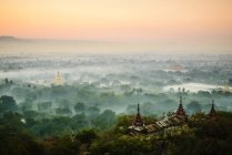 Вид с воздуха на древние башни в туманном пейзаже Мьянмы — стоковое фото
