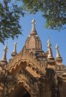 Vista de baixo ângulo de pagode ornamentado em Rangum, Mianmar, Ásia — Fotografia de Stock