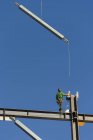 Visão de baixo ângulo do trabalhador da construção civil em andaimes contra o céu azul, Seattle, Washington, EUA — Fotografia de Stock