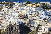 Aerial view of city on hillside, Oia, Egeo, Greece — Stock Photo