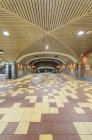 Techo adornado y baldosas de piso de la estación de metro en Los Ángeles, California, EE.UU. - foto de stock