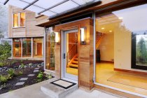 Fenster und Türen des modernen Hauses — Stockfoto
