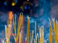 Close-up de varas de incenso queima — Fotografia de Stock
