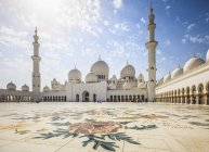 Багато прикрашений склепінними арками великої мечеті Шейха Заїда, Абу-Дабі, Об'єднані Арабські Емірати — стокове фото