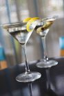 Gros plan de deux cocktails garnis dans des verres — Photo de stock