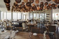 Laternen über Tischen in modernem Restaurant — Stockfoto
