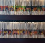 Dossiers disposés dans des étagères avec des étiquettes colorées en clinique — Photo de stock