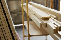 Tablas de madera en taller de carpintería industrial - foto de stock