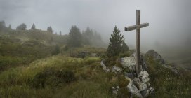 Хрест у скелях в туманне гори Блан, Швейцарія — стокове фото
