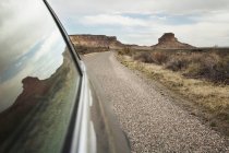 Ventana de coche que conduce a través del paisaje del desierto, Cañón del Chaco, Nuevo México, Estados Unidos - foto de stock
