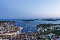 Vista aérea de la ciudad costera en la ladera, Hvar, Split, Croacia - foto de stock