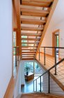 Escadaria de madeira em casa moderna — Fotografia de Stock