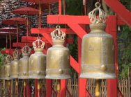 Primer plano de las campanas adornadas colgando fuera del templo, Chiang Mai, Tailandia, Asia - foto de stock