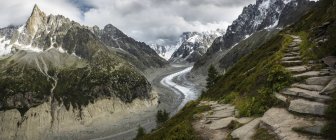 Caminho para a geleira Mer de Glace nas montanhas, Chamonix, França — Fotografia de Stock