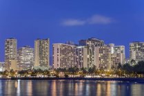 Skyline cidade iluminada em beira-mar, Honolulu, Havaí, Estados Unidos — Fotografia de Stock
