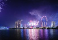 Fireworks over Singapore city skyline, Singapore, Singapore — Stock Photo