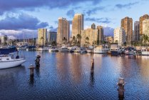 Stadtbild und Hafen in urbaner Bucht, honolulu, hawaii, vereinigte staaten — Stockfoto