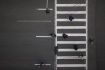 Vista de alto ângulo de pedestres cruzando rua, Chicago, EUA — Fotografia de Stock