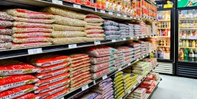 Sacs de nourriture sur les étagères de l'épicerie — Photo de stock