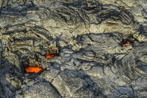 Lava fundida que brilla cerca de lava seca en rocas de Big Island, Hawaii, EE.UU. — Stock Photo